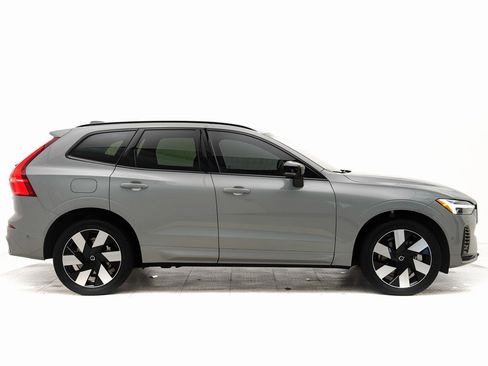 Used 2024 Volvo XC60 T8 Plus image 2