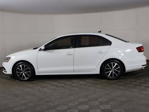 Used 2017 Volkswagen Jetta SE image 16