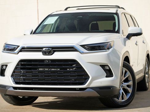 Used 2024 Toyota Grand Highlander FWD image 3
