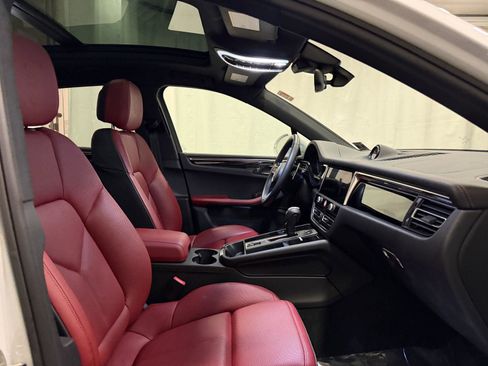 Used 2025 Porsche Macan image 16