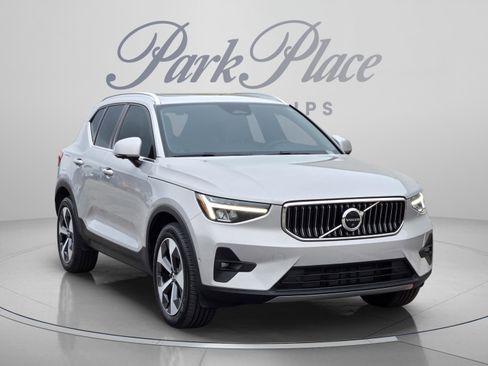 Used 2023 Volvo XC40 B5 Plus w/ Protection Package Premier AWD/4WD image 8