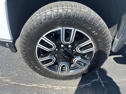 Used 2020 GMC Sierra 2500 AT4 w/ AT4 Premium Package AWD/4WD image 9