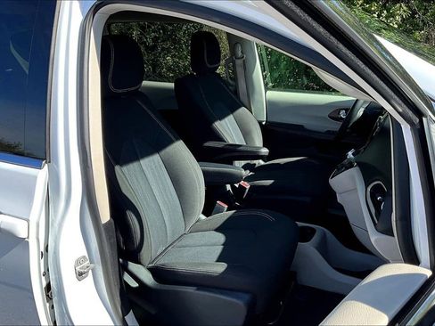 Used 2022 Chrysler Voyager LX image 10