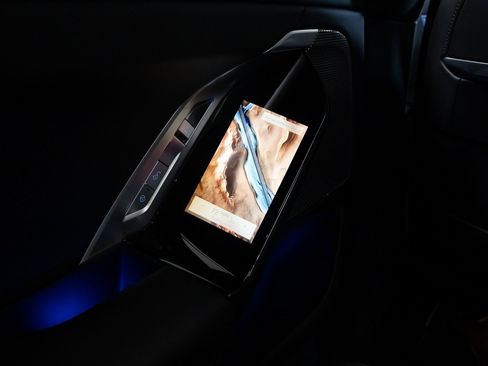 Used 2024 BMW 750e xDrive image 21