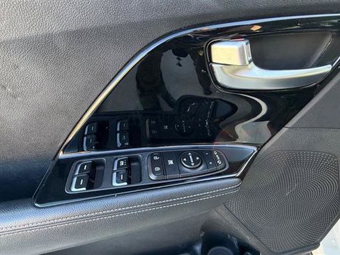 Used 2020 Kia Niro Touring FWD image 9