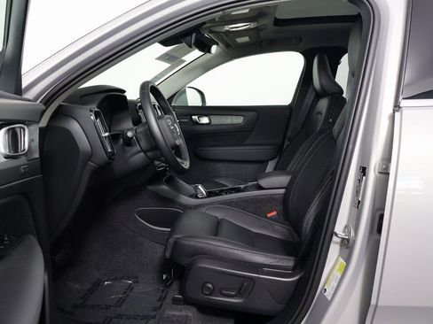 Used 2025 Volvo XC40 B5 Ultra w/ Climate Package image 10