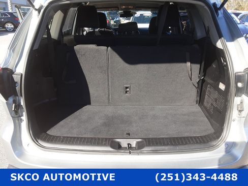 Used 2019 Toyota Highlander LE w/ Carpet Mat Package (TMS) image 21