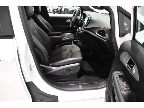 Used 2024 Chrysler Pacifica Touring-L w/ Uconnect Theater Family Group FWD image 15