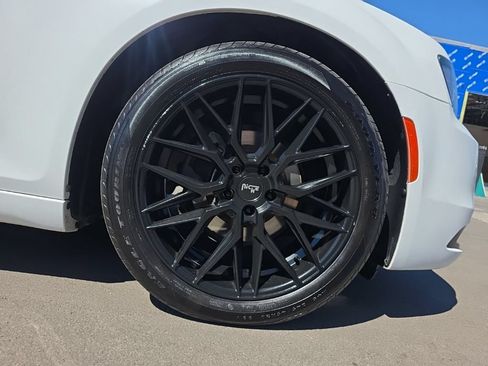 Used 2018 Chrysler 300 S RWD image 9