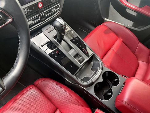 Certified 2024 Porsche Macan AWD/4WD image 20