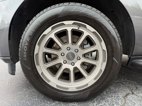 Used 2018 Ford Expedition XLT image 11