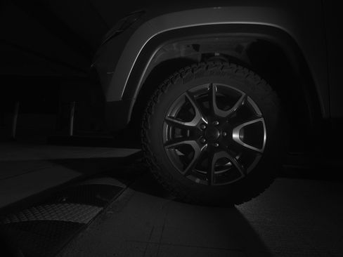 Used 2025 Jeep Compass Trailhawk image 12