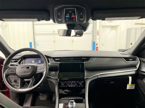 New 2025 Jeep Grand Cherokee L Altitude image 10