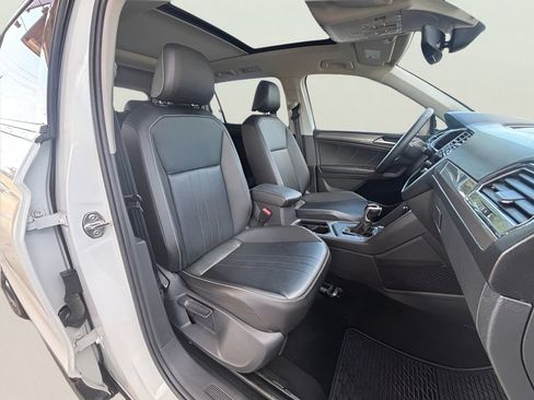 Used 2022 Volkswagen Tiguan SE w/ Panoramic Sunroof Package FWD image 33