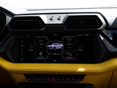Used 2025 Lamborghini Urus SE AWD/4WD image 18