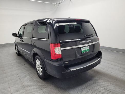 Used 2016 Chrysler Town & Country Touring image 5