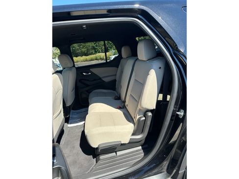Used 2022 Chevrolet Traverse LS image 9