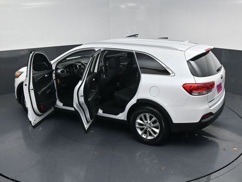 Used 2017 Kia Sorento LX w/ LX Convenience Package image 18
