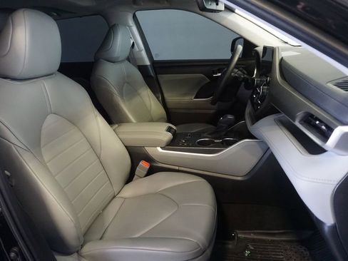 Used 2023 Toyota Highlander XLE AWD/4WD image 18