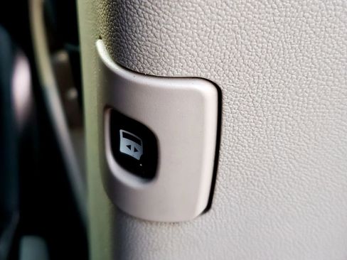 Used 2015 Chrysler Town & Country Touring FWD image 26