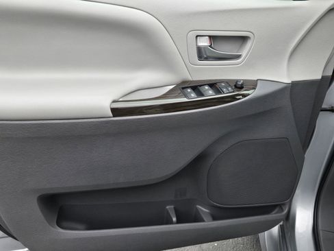 Certified 2020 Toyota Sienna XLE FWD image 8