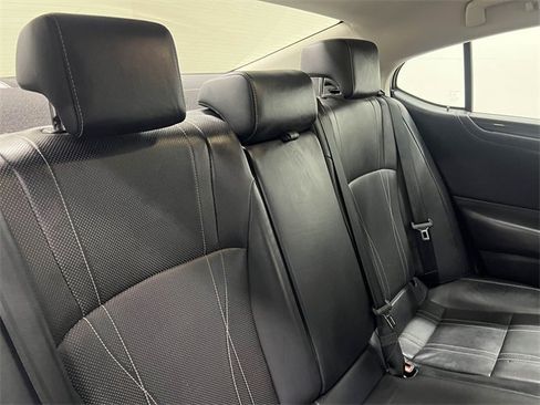 Used 2019 Lexus ES 300h w/ Luxury Package image 14
