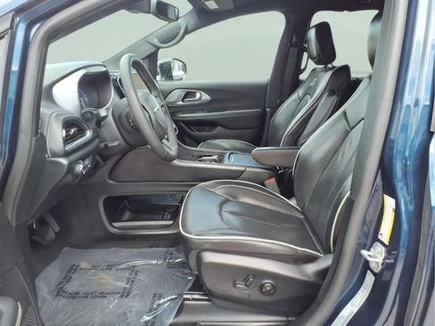 Used 2025 Chrysler Pacifica Limited FWD image 13