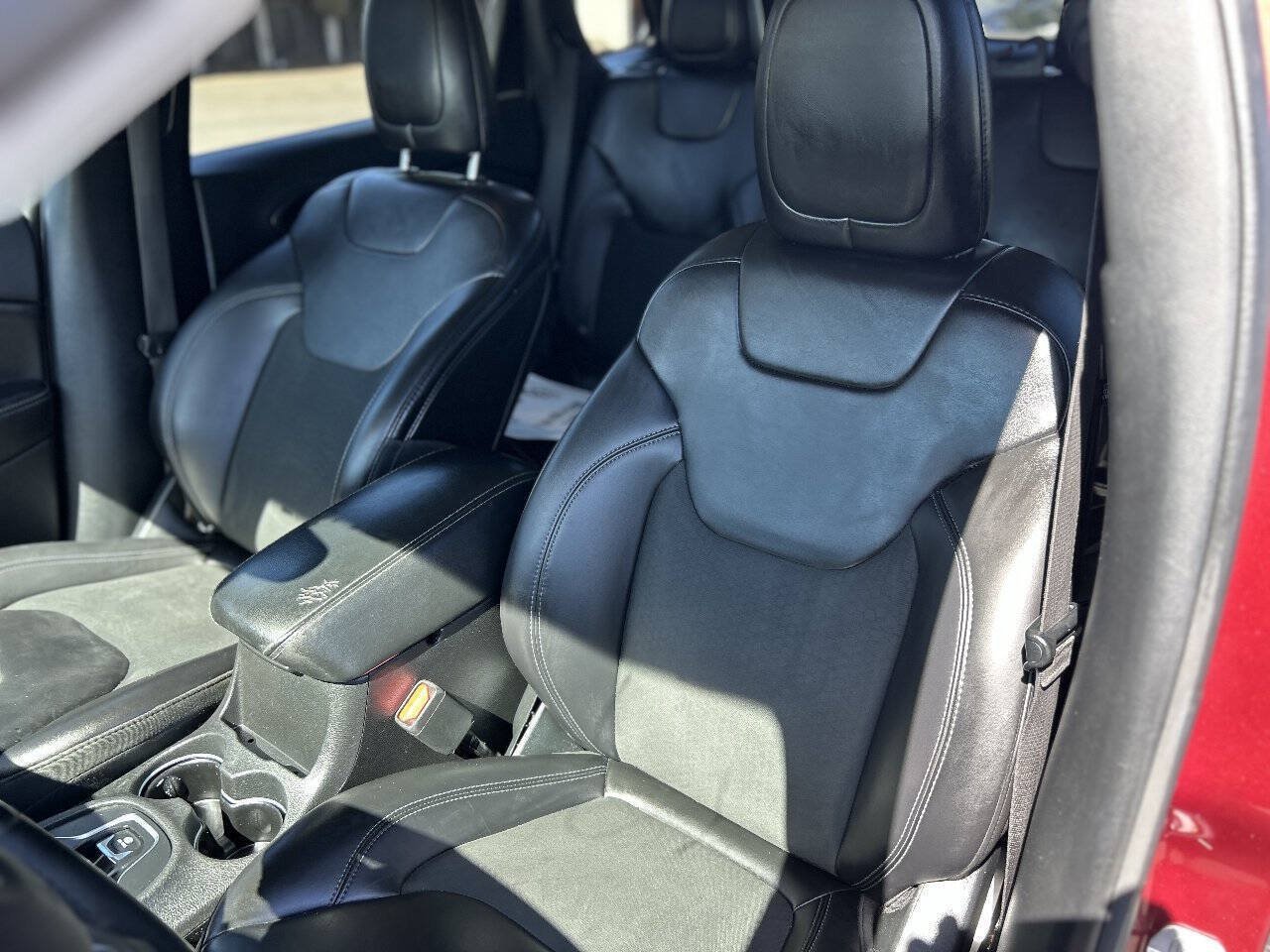 Used 2019 Jeep Cherokee Latitude Plus w/ Comfort/Convenience Group AWD/4WD image 15