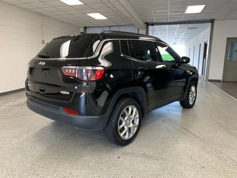 Used 2024 Jeep Compass Latitude w/ Sun and Sound Group AWD/4WD image 4