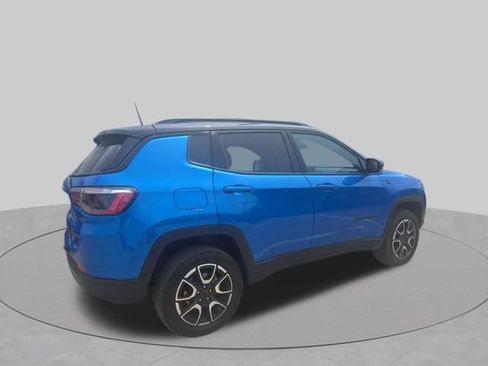 Used 2025 Jeep Compass Trailhawk AWD/4WD image 3