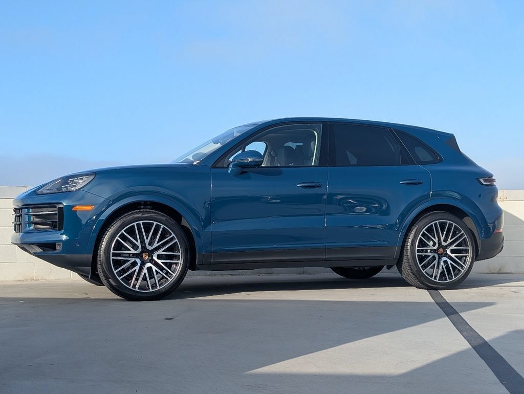 Certified 2025 Porsche Cayenne AWD/4WD image 2