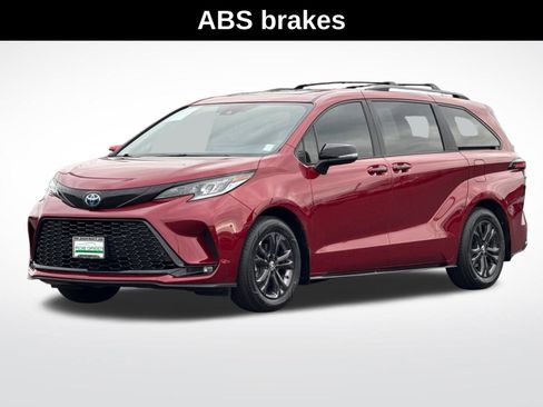 Used 2025 Toyota Sienna XSE w/ XSE Premium Package image 9