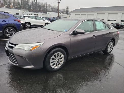 Used 2017 Toyota Camry LE image 3