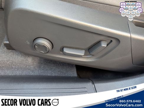 Used 2024 Volvo XC40 B5 Core image 10