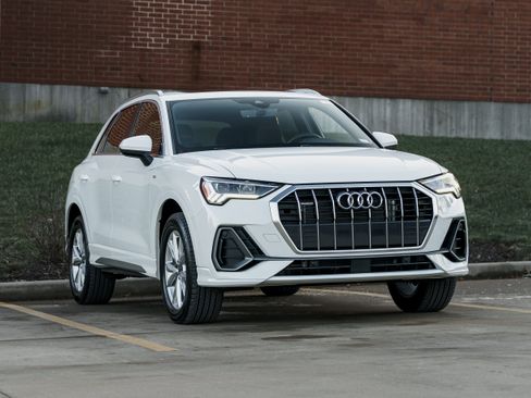 Certified 2025 Audi Q3 2.0T Premium w/ Convenience Package image 1