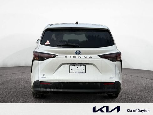 Used 2025 Toyota Sienna XLE image 4