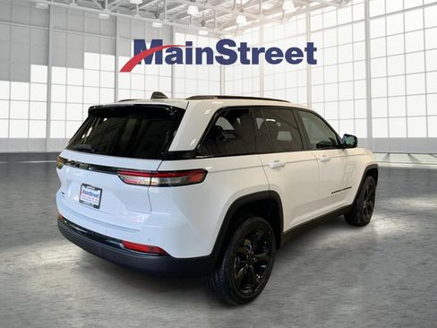 Used 2024 Jeep Grand Cherokee Altitude AWD/4WD image 5