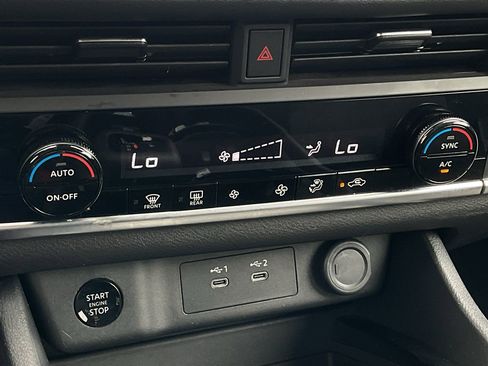 Used 2025 Nissan Rogue SV image 32