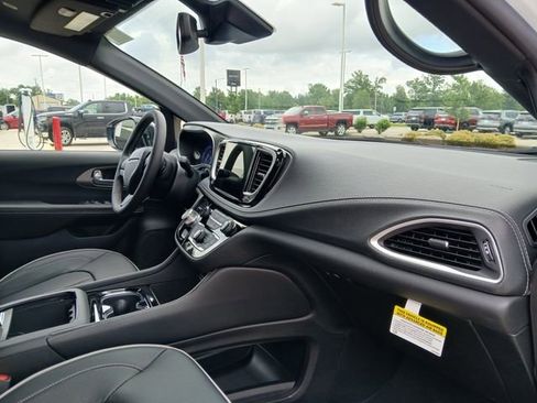 New 2027 Chrysler Pacifica Limited AWD/4WD image 15