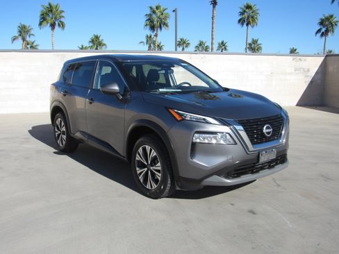 Used 2023 Nissan Rogue SV image 2