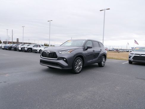 Used 2021 Toyota Highlander Platinum image 8