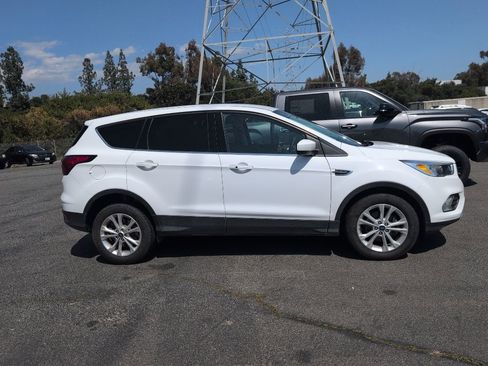 Used 2019 Ford Escape SE FWD image 2