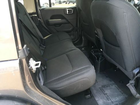 Used 2020 Jeep Wrangler Unlimited Sahara w/ Uconnect 4C Nav & Sound Group AWD/4WD image 8