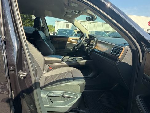 Used 2025 Volkswagen Atlas SE FWD image 22