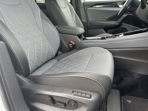 Certified 2025 Volkswagen Tiguan SEL R-Line image 29