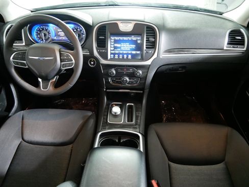 Used 2022 Chrysler 300 Touring image 10