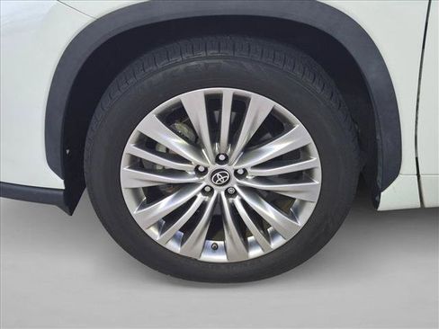 Used 2023 Toyota Highlander Platinum FWD image 9