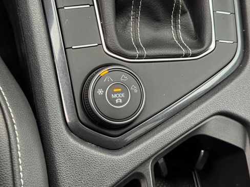 Used 2024 Volkswagen Tiguan SE image 33