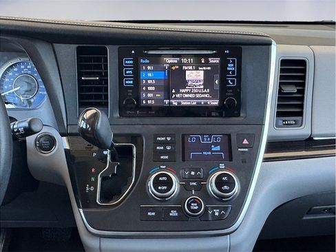Used 2017 Toyota Sienna XLE w/ XLE Navigation Package FWD image 10