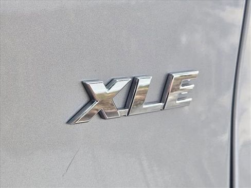 Used 2021 Toyota RAV4 XLE FWD image 6